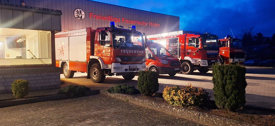 Fahrzeuge vor der Wache